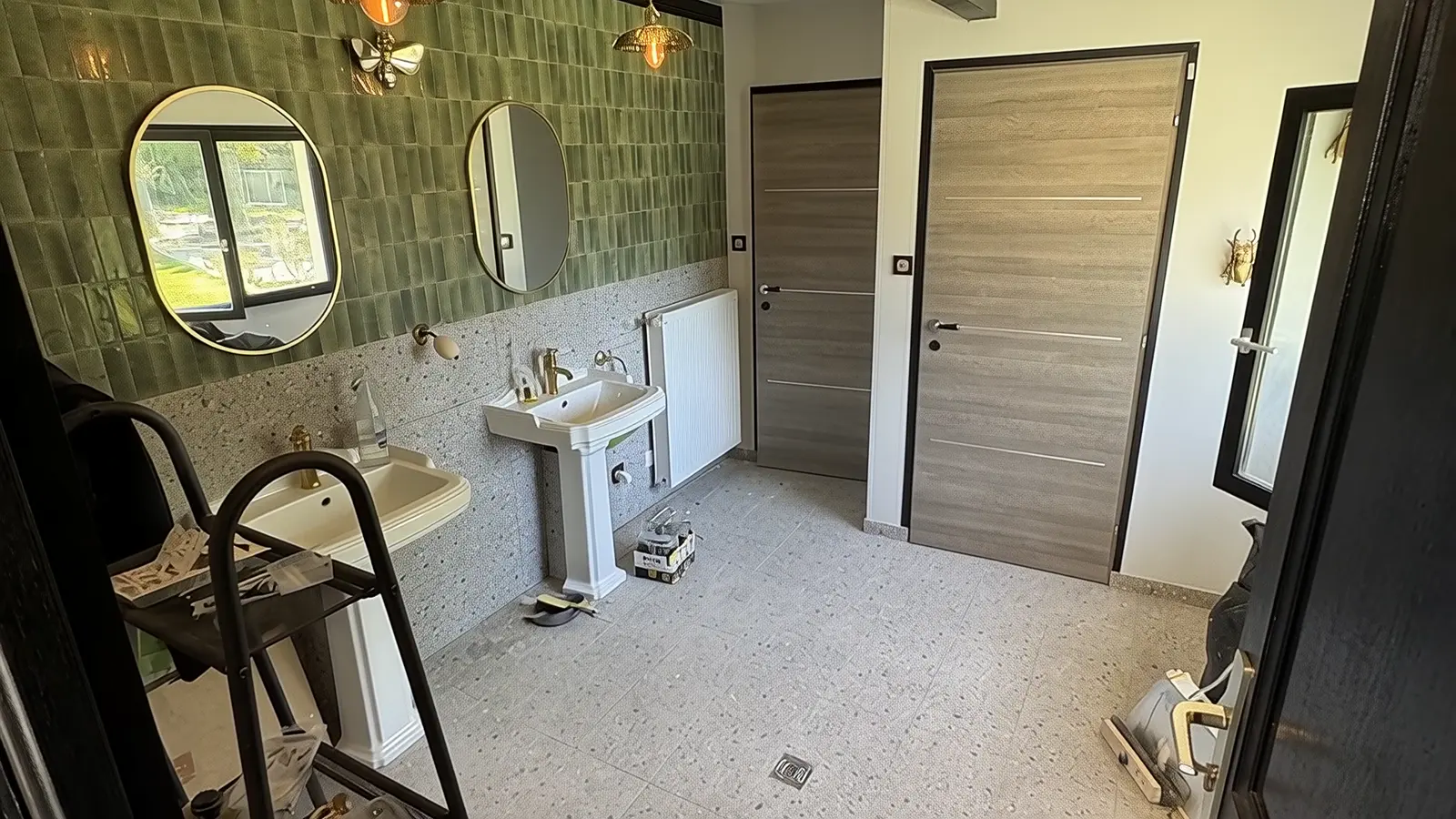 La même pièce après travaux : sanitaire neuf pour le parc de l’hôtel