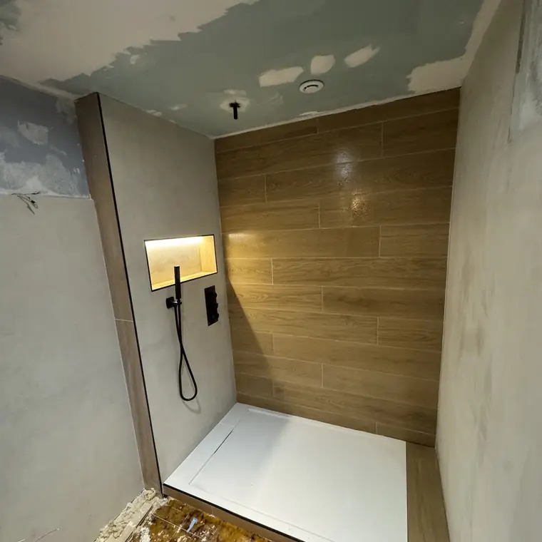 Douche carrelée en grès cérame imitation bois avec deux niches