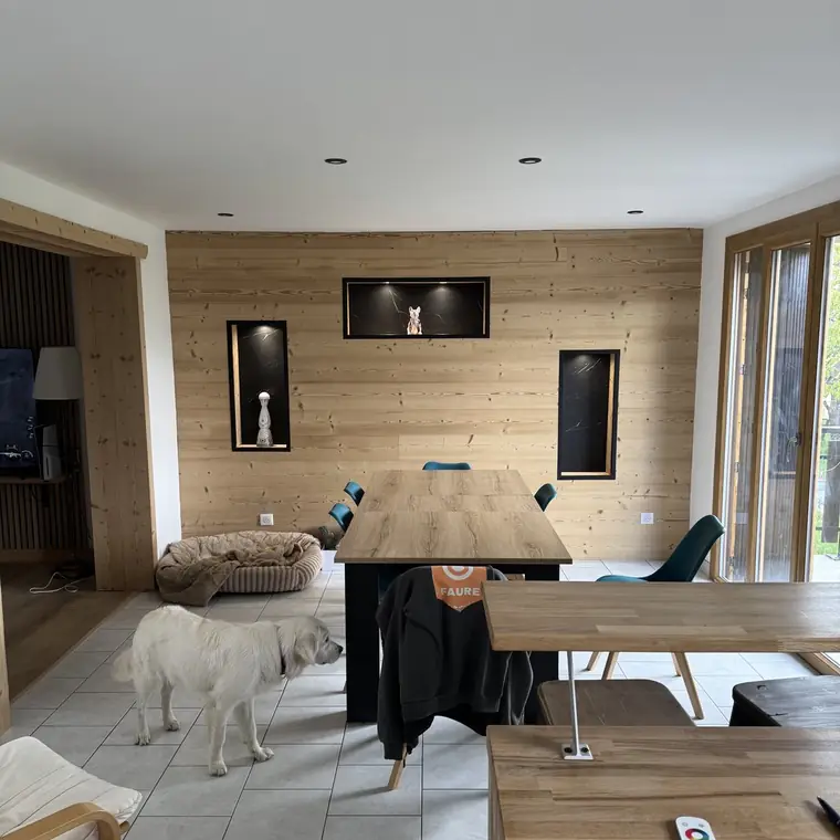 Séjour de chalet avec mur en bois et niches éclairées