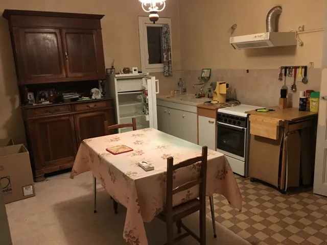 Ancienne cuisine avant travaux, buffet en bois et carrelage d’origine